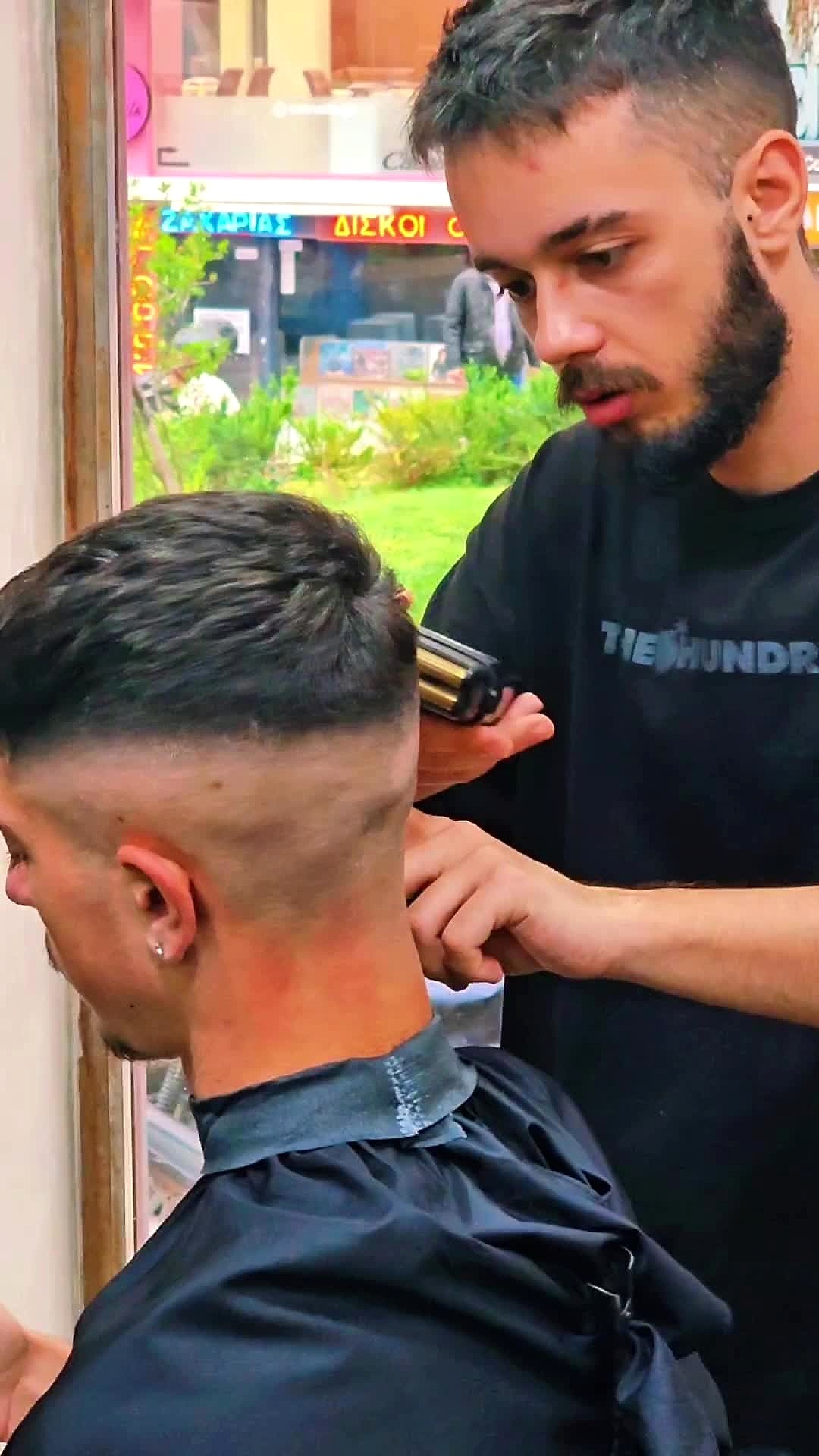 Skin fade σε εξέλιξη στο Mister No Barber Crew